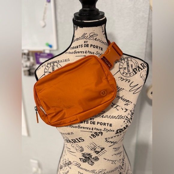 Lululemon Everywhere Belt Bag NWT Burnt Orange Nylon Crossbody Belt Bag - Picture 2 of 9